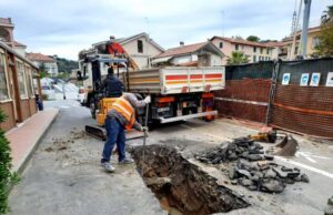 San Bartolomeo, in via Manzoni riparazione fognatura