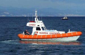 Nave mercantile olandese con motore in avaria rientra in porto a Savona
