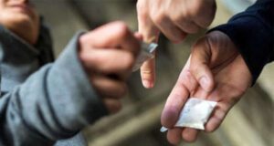 La Spezia, pusher straniero cerca di fare sparire la roba: arrestato