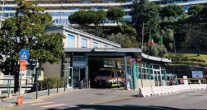 Operaio investito da un treno a Brignole, portato in urgenza al San Martino