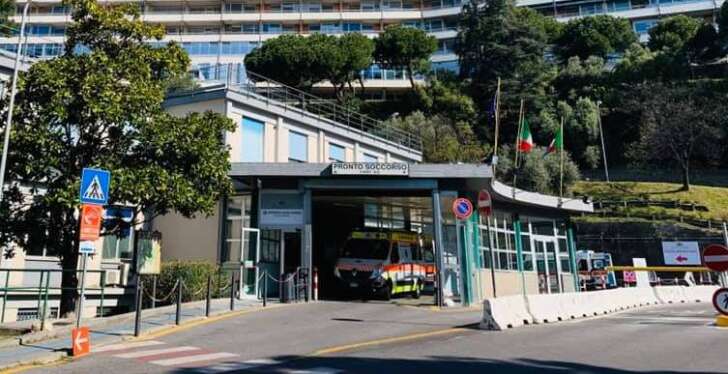 incidente a Genova Est: motociclista portato al San Martino in codice rosso