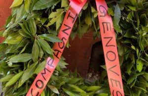 Via Daste, Partito Comunista: corona di fiori in ricordo del partigiano Pieragostini