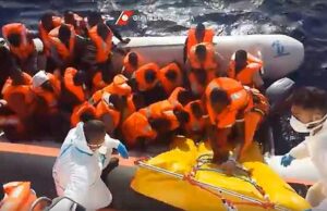 Lampedusa in zona rossa, ma in poche ore arrivano 400 migranti
