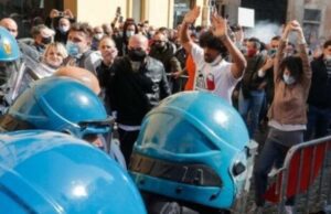 #IoApro, Roma blindata. Manifestanti agli agenti: libertà, libertà. Toglietevi i caschi