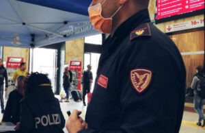 Brignole, polacco stacca da muro e scaglia estintore a pochi metri da passeggeri Stazione Brignole, arrestato ricercato romeno durante un controllo