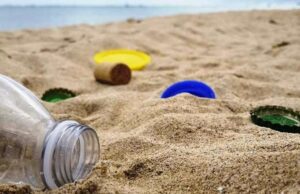 Loano, flash-mob per la raccolta di plastica sulla spiaggia