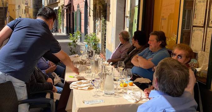 Ristorante sul lungomare di Camogli (foto di repertorio fb)