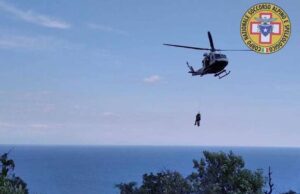 Noli, cade e si infortuna: portata in elicottero al Santa Corona