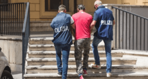 Marocchino cerca di disfarsi dell’hashish: arrestato dalla Polizia