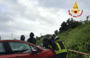 Incidente a Legino, auto contro marciapiede