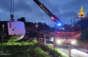 Vado, furgonato esce di strada e sbatte contro tubo della Rete Gas