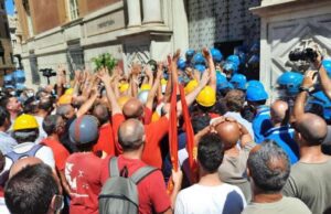 Ex Ilva, domattina assemblea ai cancelli di Cornigliano. Atteso ministro Orlando