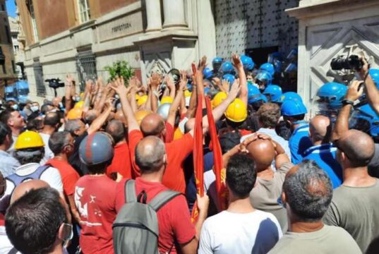 Ex Ilva, domattina assemblea ai cancelli di Cornigliano. Atteso ministro Orlando