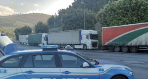 Tifosi Napoli forzano posto blocco a Genova, un denunciato