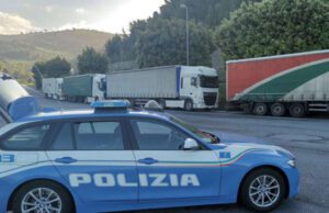 Fermato dalla Stradale, molla l’auto con 150 kg di hashish A10, la Stradale individua algerino colpito da mandato di arresto europeo