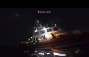 Lampedusa, Guardia Costiera salva 46 migranti | Video
