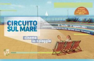 Cinema, sdraio, cuffie e bibita davanti al mare Cinema, sdraio, cuffie e bibita sul tavolino davanti al mare