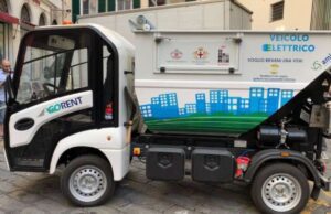 Nei caruggi arriva il primo mezzo elettrico di Amiu Nei caruggi arriva il primo mezzo elettrico di Amiu