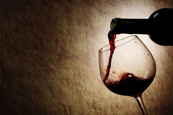 Sestri Levante, bottiglia di vino scoppia in faccia: cameriere 21enne rischia occhio
