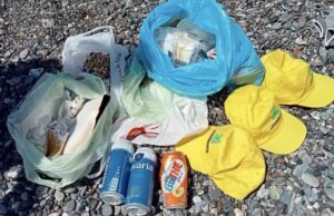 I cavalieri bambini puliscono la spiaggia di Lavagna