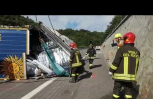 A6, tir si ribalta: tratto chiuso tra Millesimo e Ceva | Video