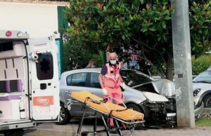 Loano, auto sale sul marciapiede e ferma la sua corsa contro un palo