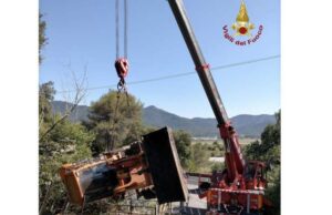 Villanova, incidente sul lavoro: ruspa si ribalta