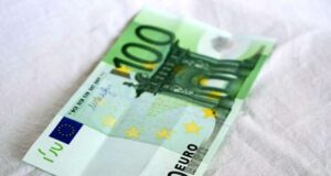 Bulgaro effettua acquisti con banconote false: arrestato alla Spezia
