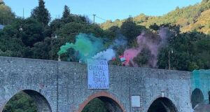 Blitz di Casapound a Genova Est, striscione contro Aspi