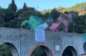 Blitz di Casapound a Genova Est, striscione contro Aspi Blitz di Casapound a Genova Est, striscione contro Aspi