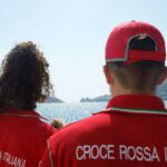 La CRI La Spezia distribuisce creme solari e portamozziconi tascabil