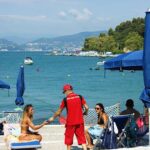 La CRI La Spezia distribuisce creme solari e portamozziconi tascabil