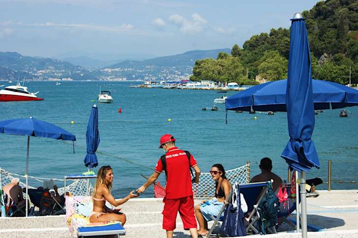 La CRI La Spezia distribuisce creme solari e portamozziconi tascabil