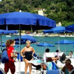 La CRI La Spezia distribuisce creme solari e portamozziconi tascabil