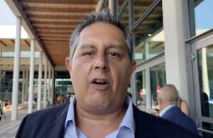 Lettera minacce di morte. Lui: Una minaccia al giorno NON vi leva Toti di torno Lettera minacce di morte. Lui: Una minaccia al giorno NON vi leva Toti di torno