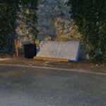 Rifiuti ingombranti abbandonati in strada a Pieve Ligure