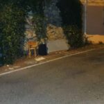Rifiuti ingombranti abbandonati in strada a Pieve Ligure