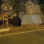 Rifiuti ingombranti abbandonati in strada a Pieve Ligure