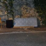 Rifiuti ingombranti abbandonati in strada a Pieve Ligure