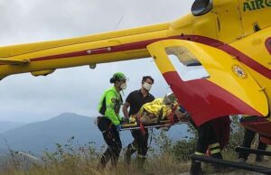 Erli, auto esce di strada e precipita in un dirupo Erli, auto esce di strada e precipita in un dirupo