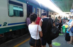 Treno contro furgone a Loano: linea interrotta Treno contro furgone a Loano, linea interrotta