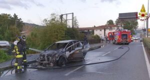 Auto a fuoco sul raccordo in direzione La Spezia, fiamme spente dai VVF