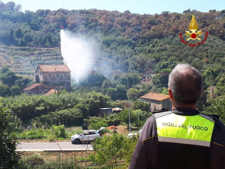 Incendio boschivo a Sestri Levante, interviene anche l’elicottero