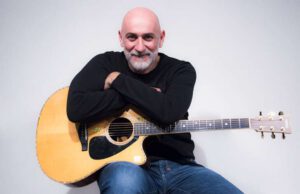 Il Sipario Strappato riapre con Sergio Sgrilli e la sua chitarra Il Sipario Strappato riapre con Sergio Sgrilli e la sua chitarra