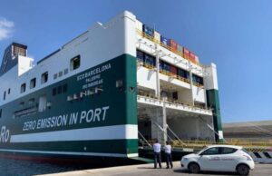 Porto Savona, scoperti alcuni migranti in un semirimorchio da imbarcare Porto Savona, scoperti alcuni migranti in un semirimorchio da imbarcare