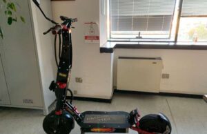 Genova, fugge con monopattino truccato a 80 km/h Genova, fugge con monopattino truccato a 80 km/h