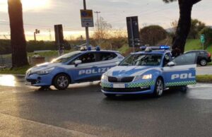 Pirata della strada fugge, rintracciato dalla Stradale A 216 km/h sull'Aurelia Bis: patente ritirata