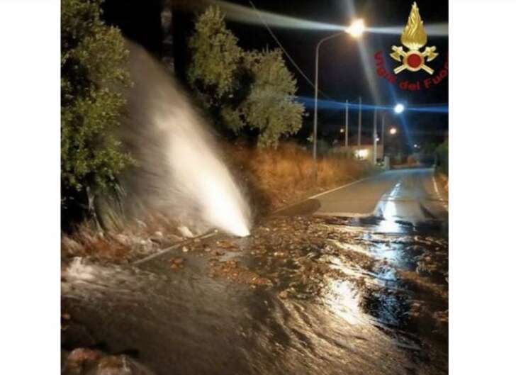Tubo rotto a Bordighera, acqua raggiunge anche l’autostrada