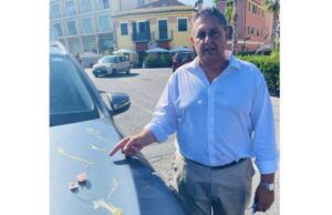 Lancio di uova a Spotorno sulla macchina di Toti Lancio di uova a Spotorno sulla macchina di Toti