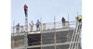 Via Bologna, si arrampica su impalcatura e minaccia di gettarsi di sotto | Video